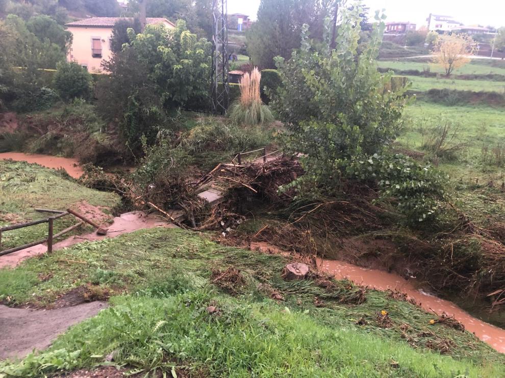 La passera sobre la Riera d'Olost,  que uneix el Molí amb la zona del Pont, ha quedat temporalment inutilitzada
